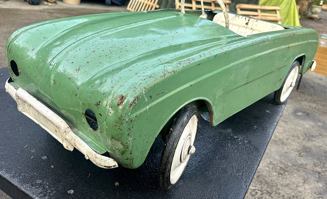 - Voiture à pédale RENAULT DAUPHINE 1960/65 RF 4663