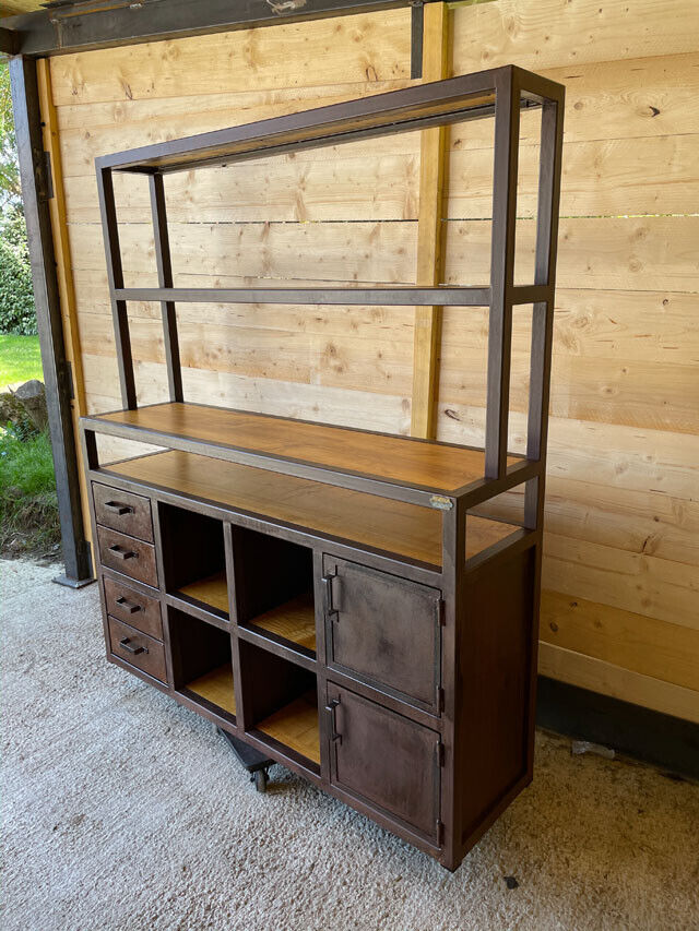 Etagère bibliothèque effet rouillée  Prix de base : 2000€ réf : 3695