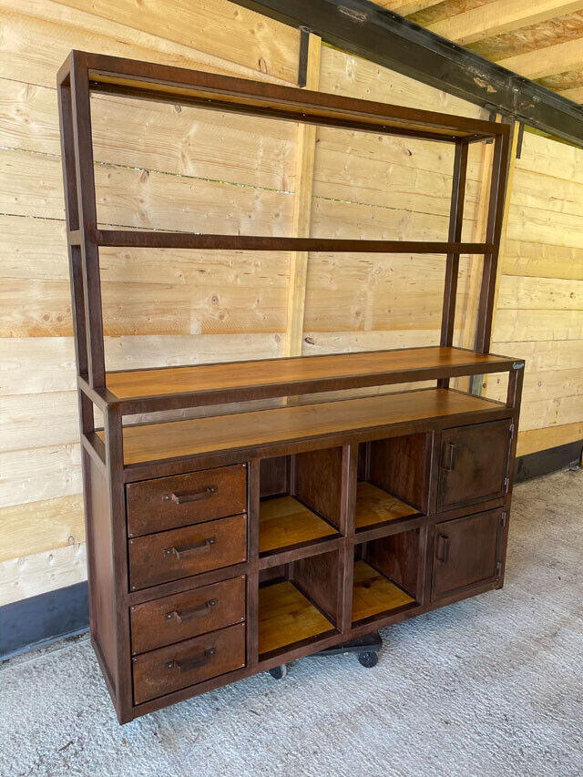 Etagère bibliothèque effet rouillée  Prix de base : 2000€ réf : 3695