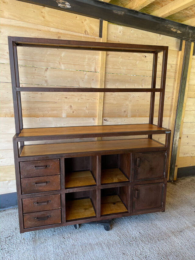 Etagère bibliothèque effet rouillée  Prix de base : 2000€ réf : 3695