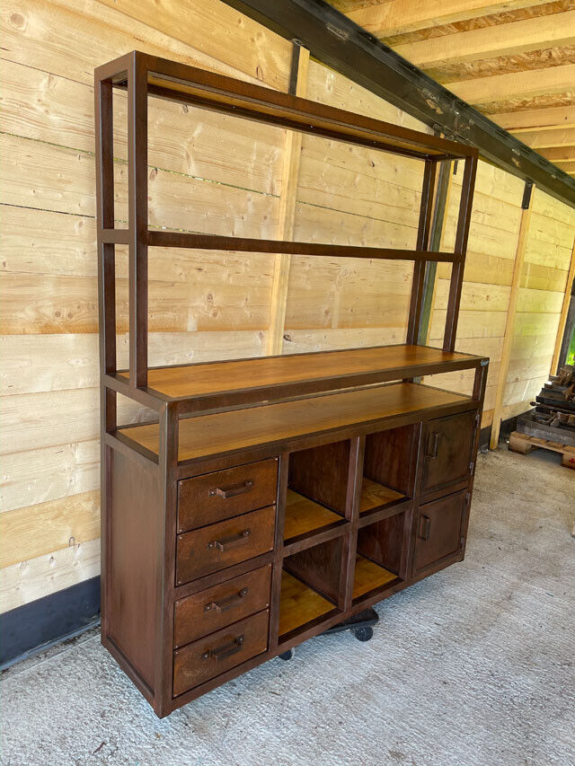 Etagère bibliothèque effet rouillée  Prix de base : 2000€ réf : 3695