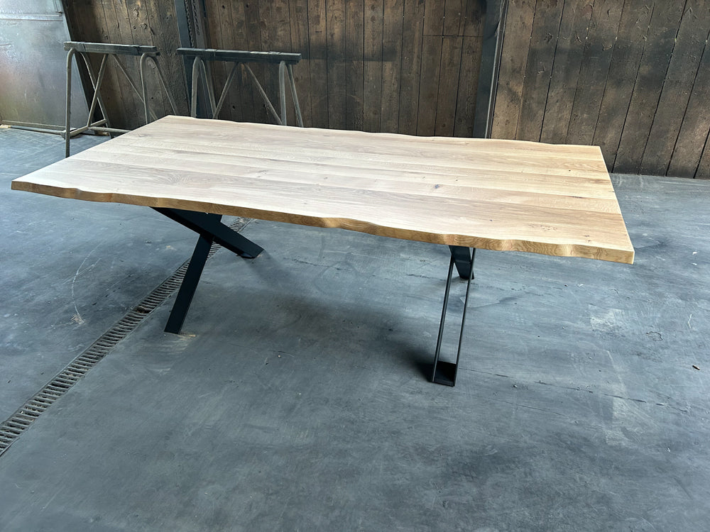 Table piétement  Aero   Réf 4054 Prix de base : 1490€