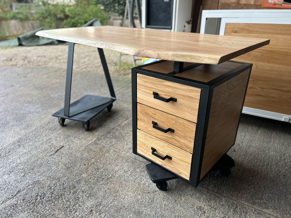 Bureau design industriel suspendu PRIX de base: 1390€ réf 3538