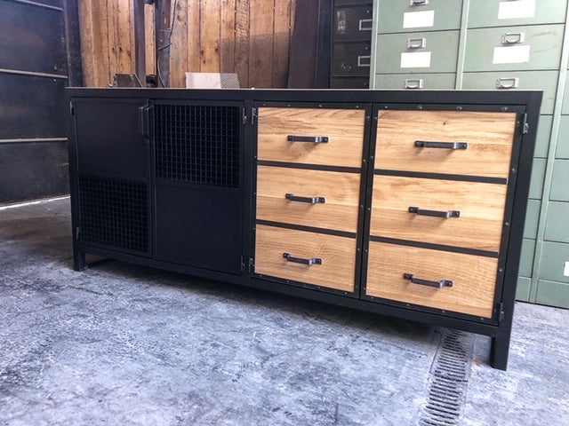 Buffet industriel métal iroko. PRIX de base : 1200 € Réf 2746