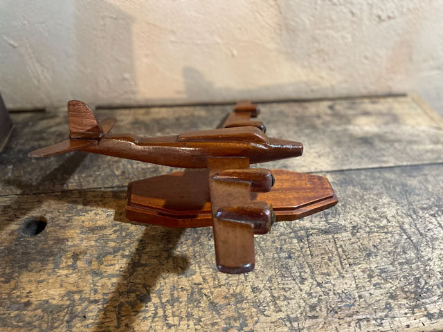 Avion en bois sur socle (1940/50)
