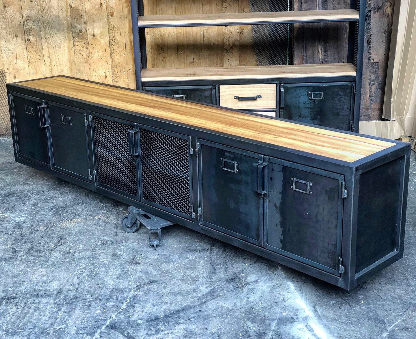 Meuble TV industriel 6 portes PRIX de base: 1200€ réf 3507