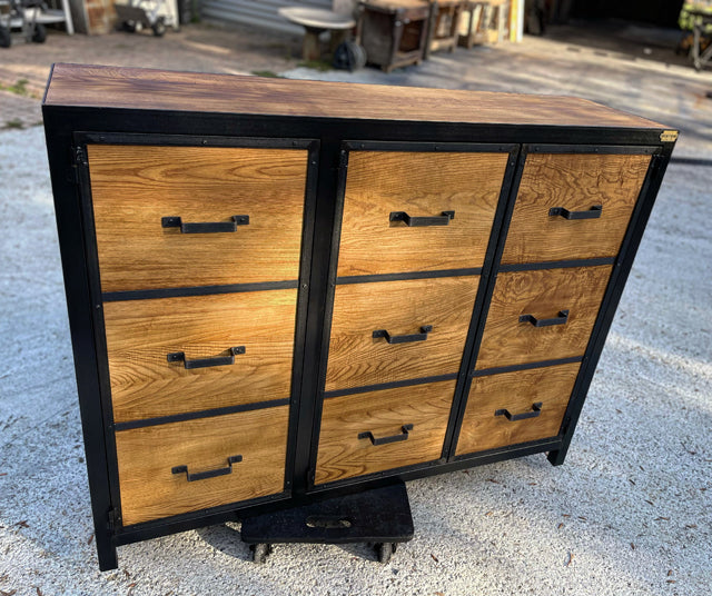 Meuble industriel buffet 3 portes  PRIX de base : 1100€ réf 2036