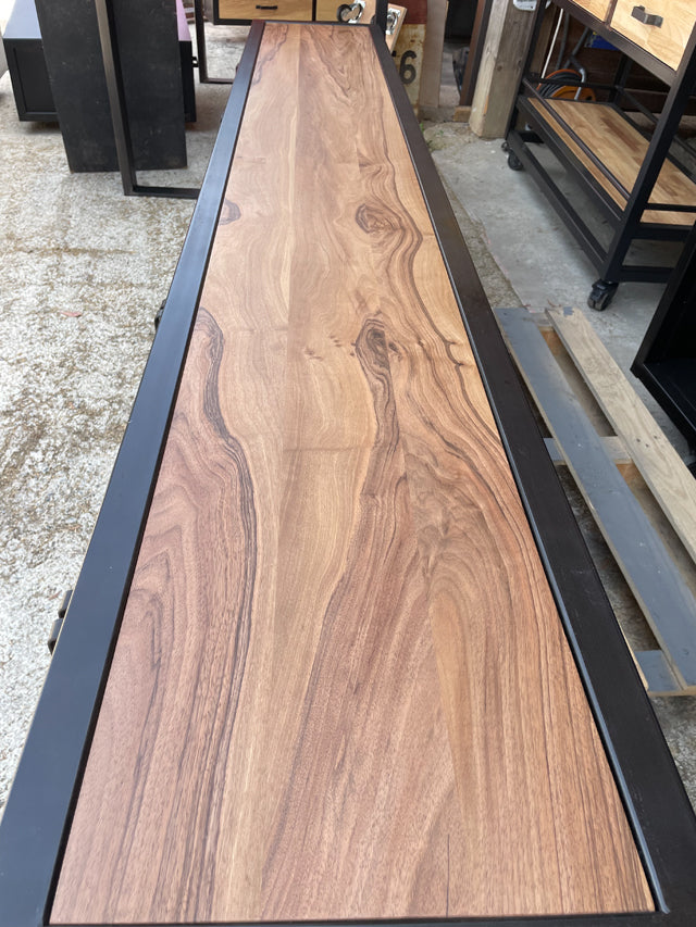 Buffet industriel métal et noyer PRIX : 2500€ réf 3885