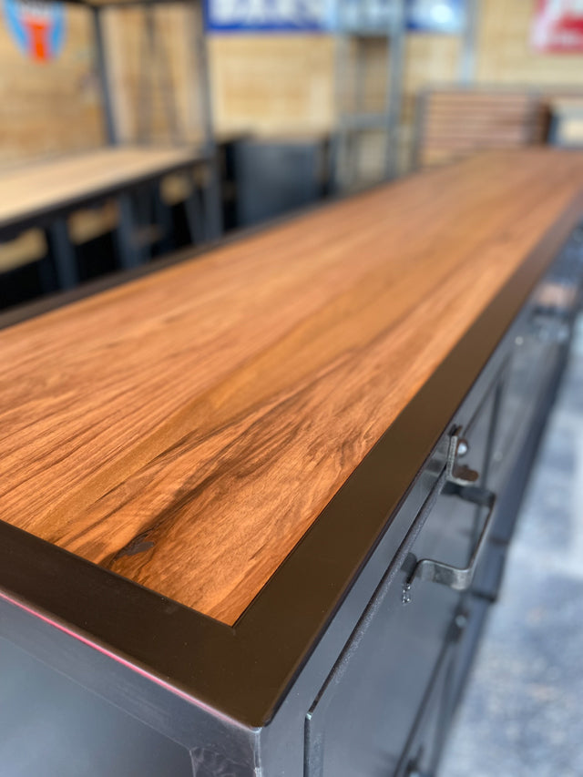 Buffet industriel métal et noyer PRIX : 2500€ réf 3885