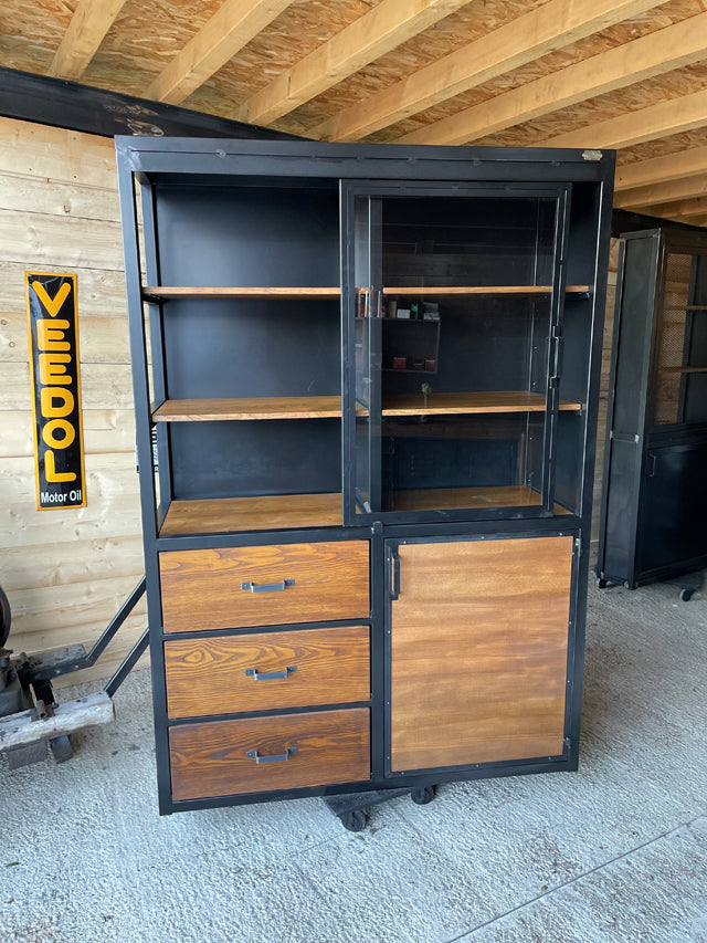 Buffet industriel métal et verre PRIX de base : 1890€ réf 3586