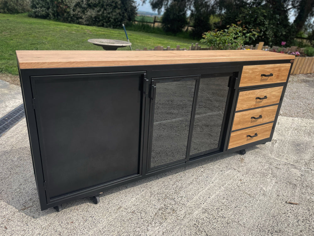 Buffet industriel portes verres  PRIX de base : 2200€. réf 4029
