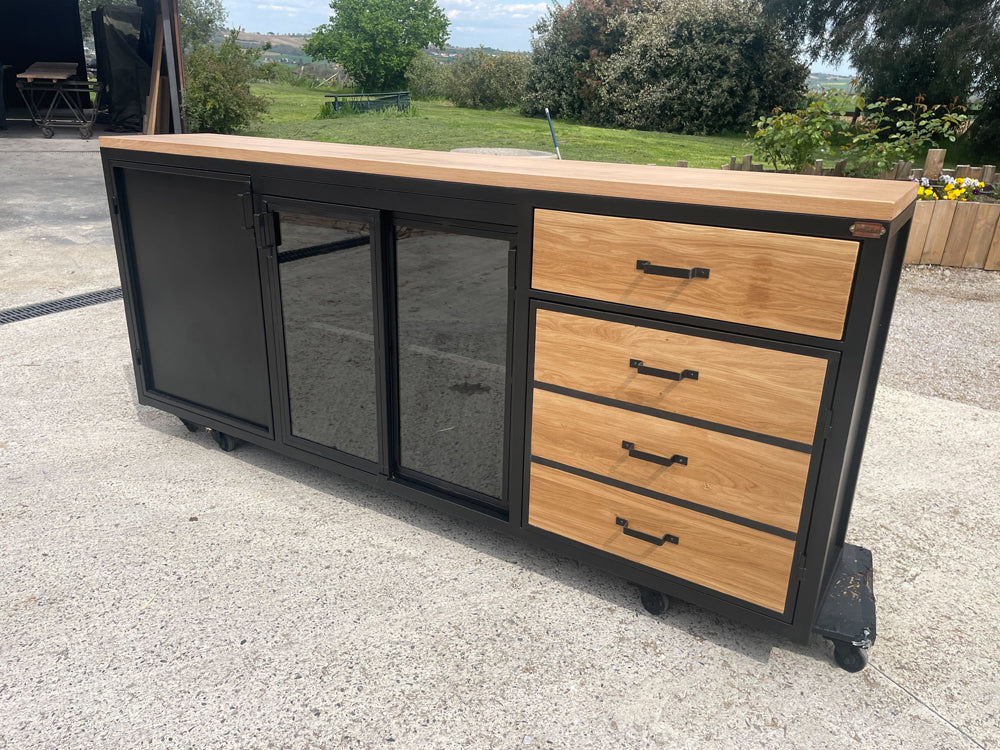 Buffet industriel portes verres  PRIX de base : 2200€. réf 4029