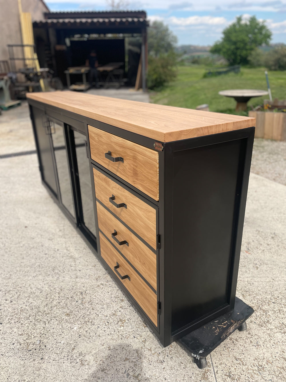 Buffet industriel portes verres  PRIX de base : 2200€. réf 4029