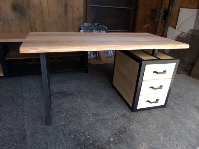 Bureau design industriel suspendu PRIX de base: 1390€ réf 3538