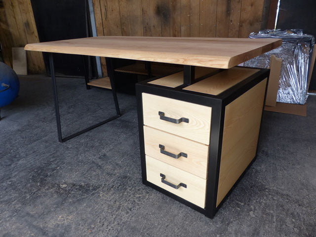 Bureau design industriel suspendu PRIX de base: 1390€ réf 3538