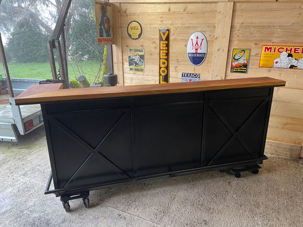 Comptoir de bar noir en bois rétro