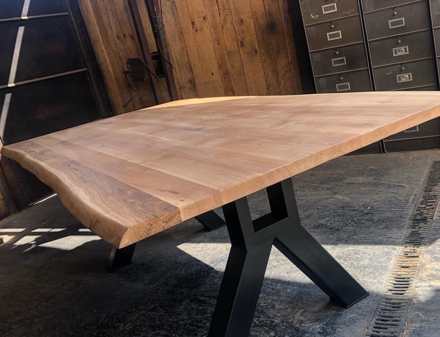 Table industrielle  bois et métal patiné PRIX de base: 1490€ réf 3355