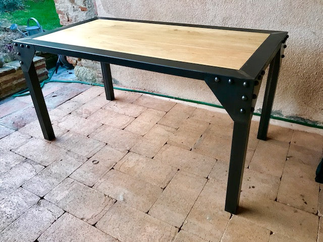 Table industrielle  métal riveté Prix de base: 940€ réf 3013