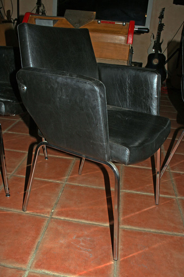 Fauteuil noir design 1950