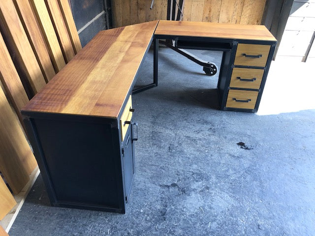 Bureau d'angle industriel PRIX de base: 1600€ réf 3045