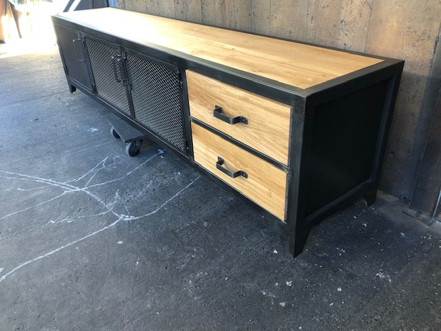 Meuble Tv design industriel chêne/ métal PRIX de base: 1390€ réf 3587