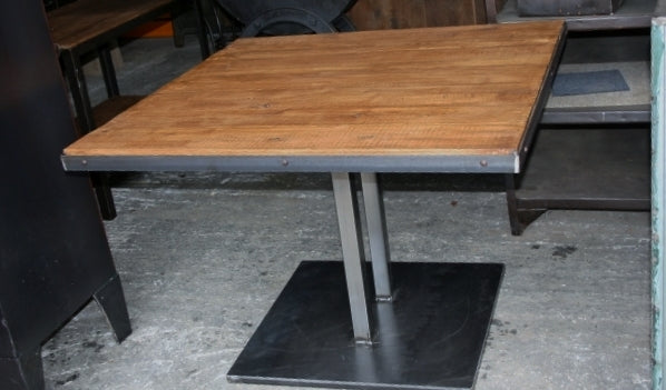 Table style industriel pied central PRIX de base : 950€ réf 2091