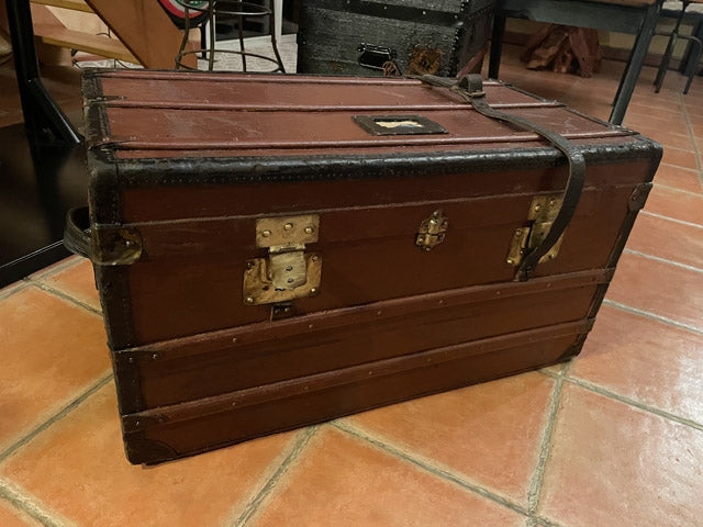 Malle de voyage entaillée marron