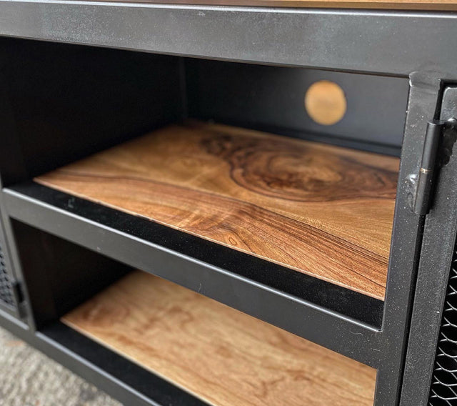 Meuble TV industriel métal et noyer PRIX de base: 1590€   réf 3906