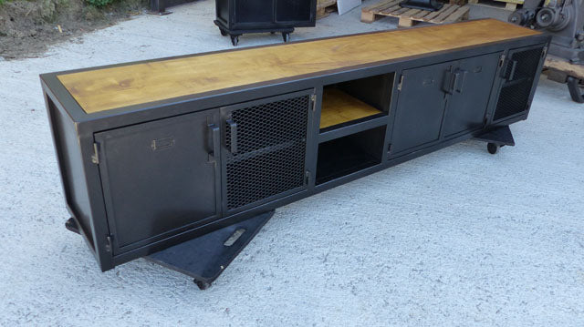 Meuble TV design industriel 5 portes PRIX de base : 1390€ réf 3682
