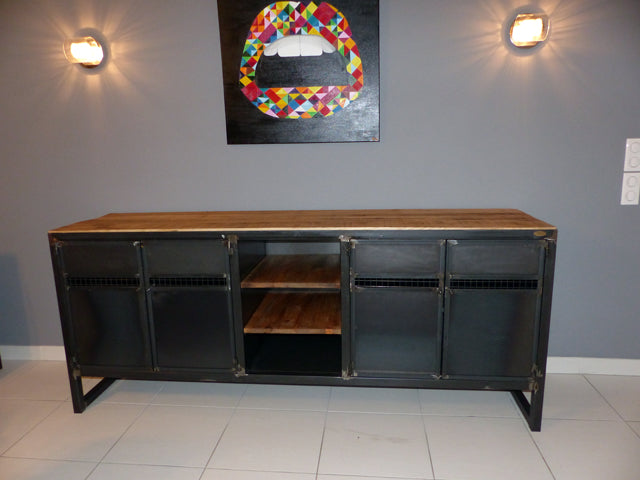 Buffet industriel plateau chêne. Prix de base : 1 200 € Réf 2689