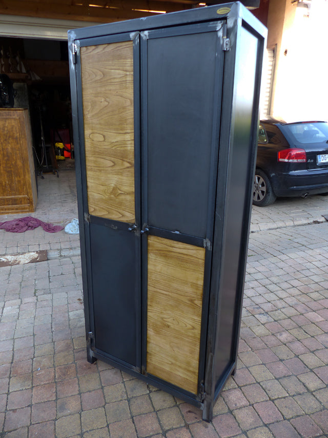Armoire industrielle bois châtaignier et métal Réf 2708  Prix de base  : 990,00 €