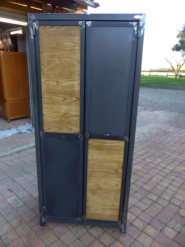 Armoire industrielle bois châtaignier et métal Réf 2708  Prix de base  : 990,00 €