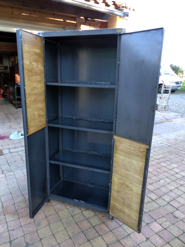 Armoire industrielle bois châtaignier et métal Réf 2708  Prix de base  : 990,00 €