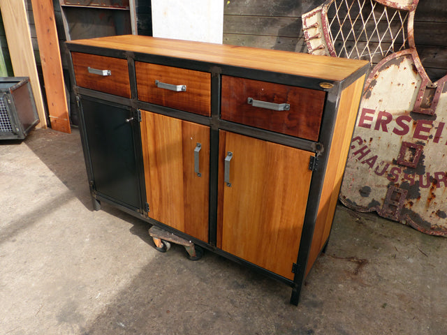 Buffet industriel métal iroko  PRIX de base: 1300€ réf 2736