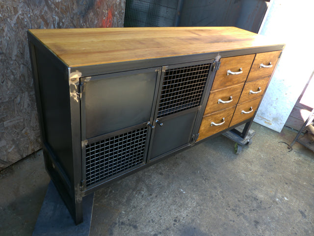 Buffet industriel métal iroko. PRIX de base : 1200 € Réf 2746