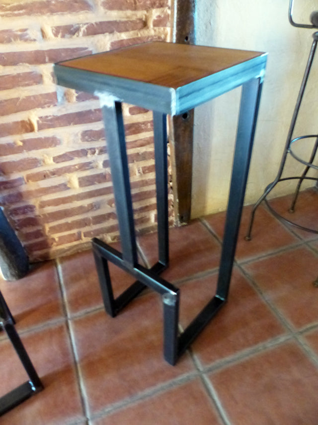 Tabouret haut industriel PRIX: 130€ pièce réf 2970