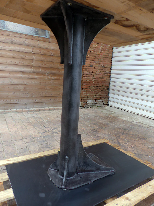 VENDU Table industrielle pied central
