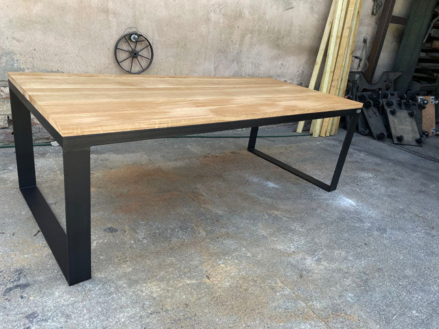 Table industrielle modèle " confèrence" PRIX de base: 1590€ réf 3504