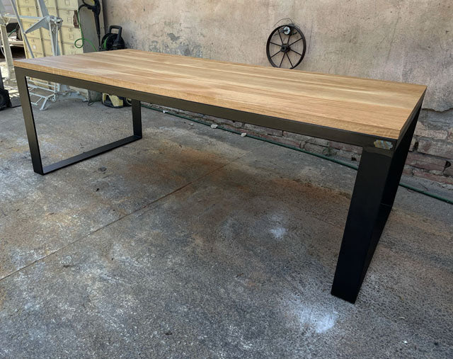 Table industrielle modèle " confèrence" PRIX de base: 1590€ réf 3504