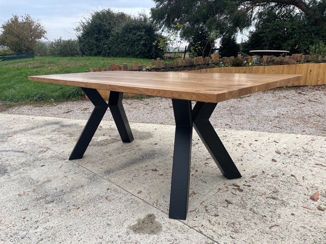 Table piètement inverse PRIX de base :1390€ réf 3949