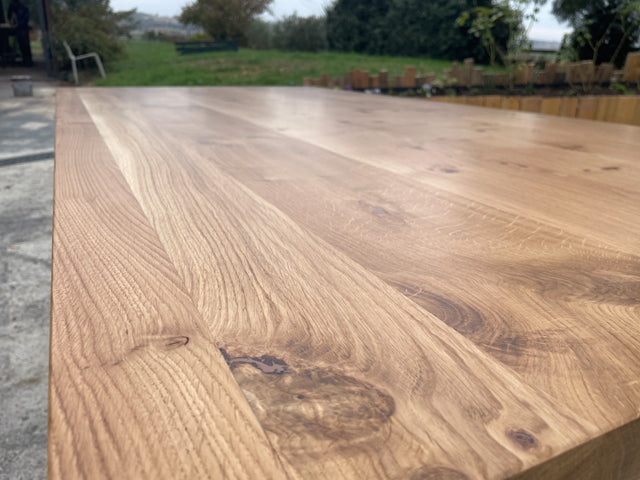 Table piètement inverse PRIX de base :1390€ réf 3949