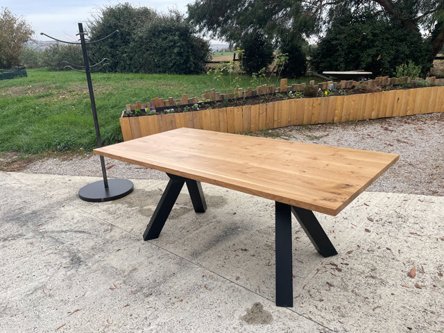 Table piètement inverse PRIX de base :1390€ réf 3949