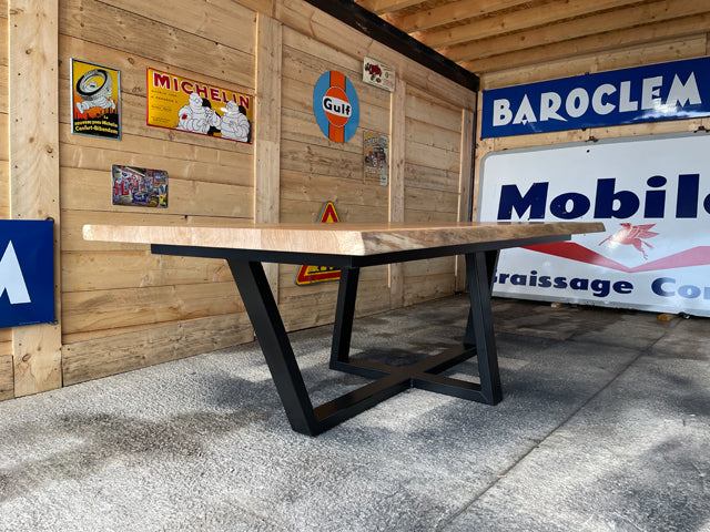 Table piètement inversé. PRIX de base : 2 300 € Réf 3870