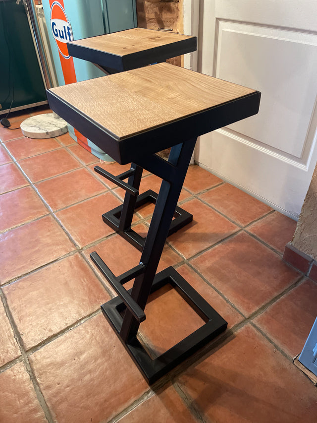 Tabouret bar piètement central PRIX: 130€   réf 3949