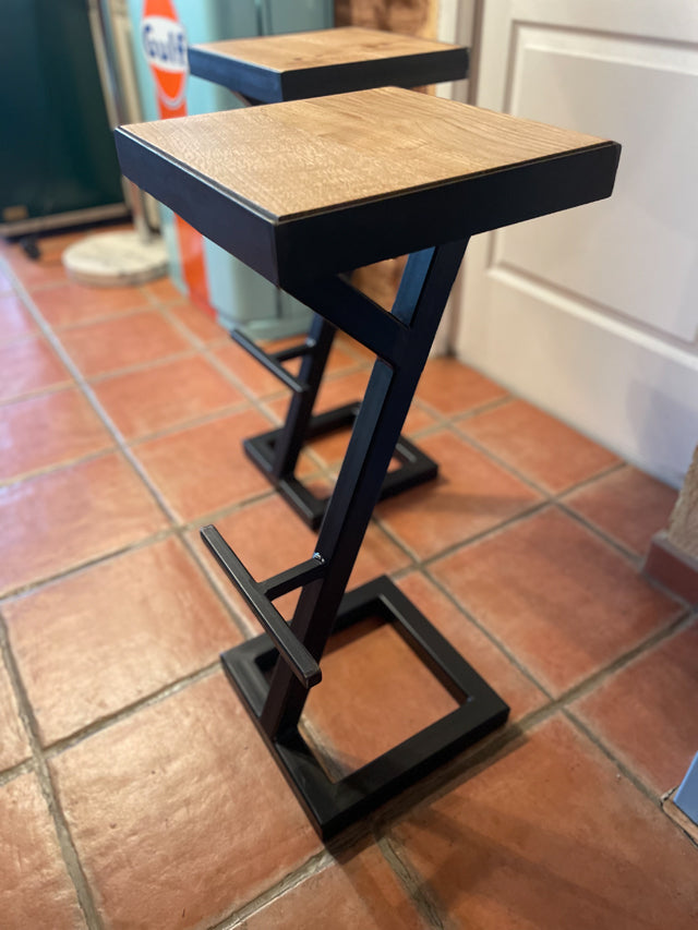Tabouret bar piètement central PRIX: 130€   réf 3949