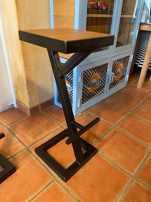 Tabouret bar piètement central PRIX: 130€   réf 3949