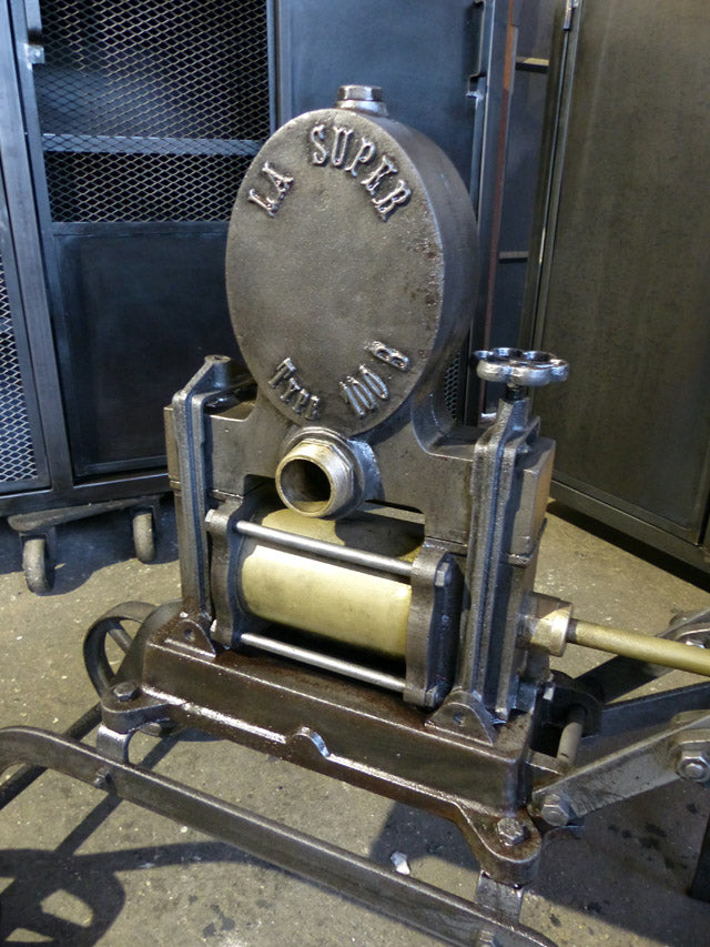 Ancienne pompe à eau vintage