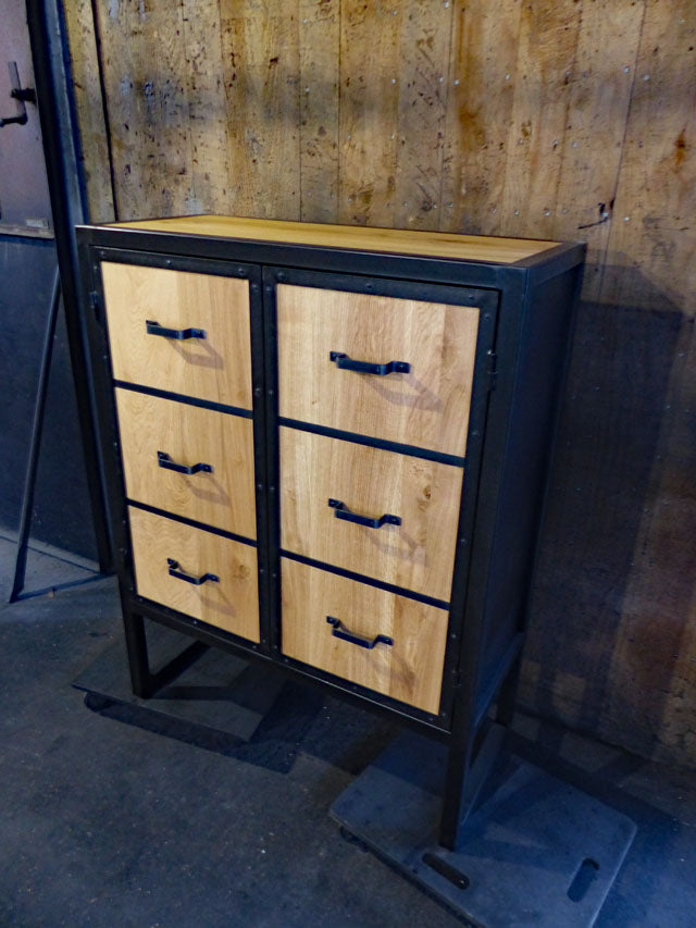 Armoire basse design industriel Réf 3623  Prix de base : 840,00 €