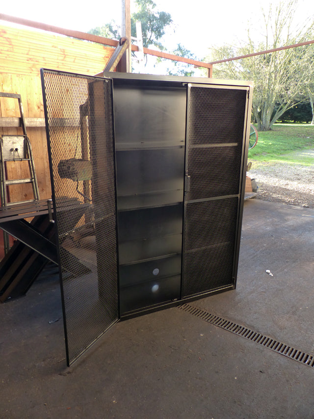 Armoire industrielle porte grillagées Réf 3285  Prix de base : 950,00 €