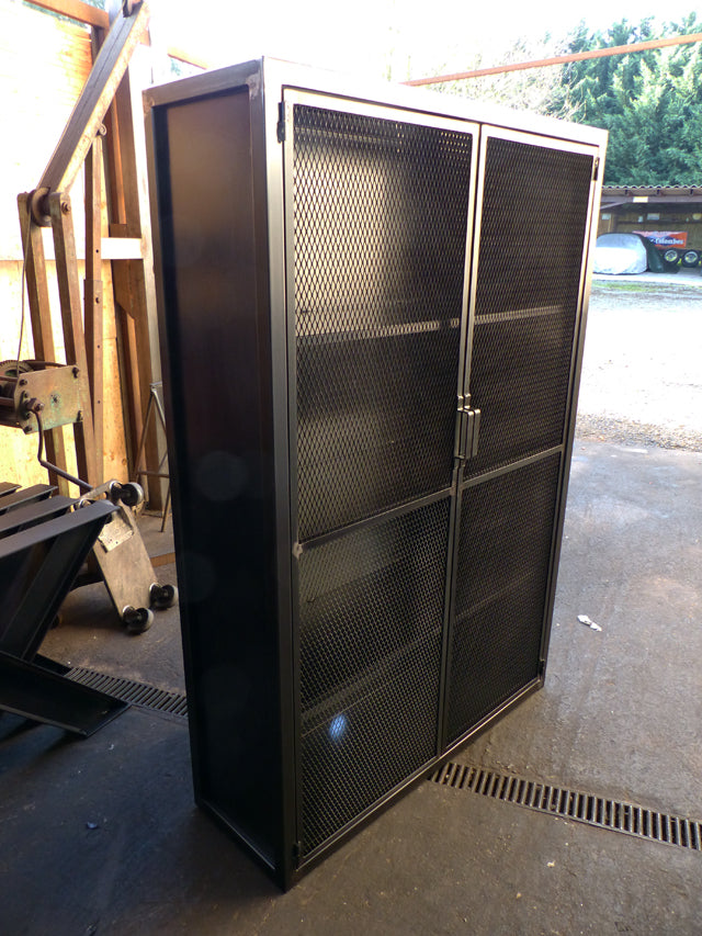 Armoire industrielle porte grillagées Réf 3285  Prix de base : 950,00 €